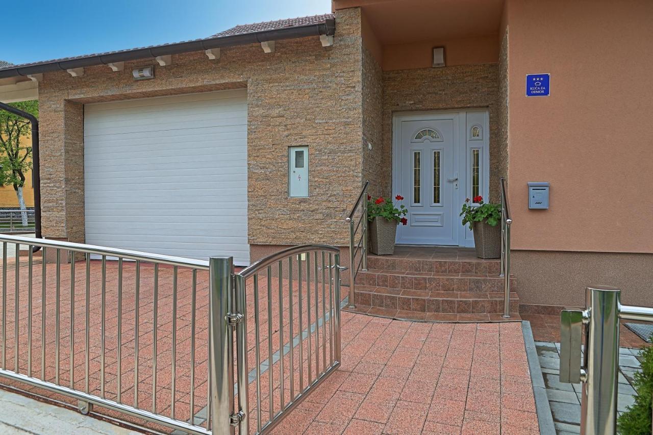 Holiday House Lana Otocsán Kültér fotó