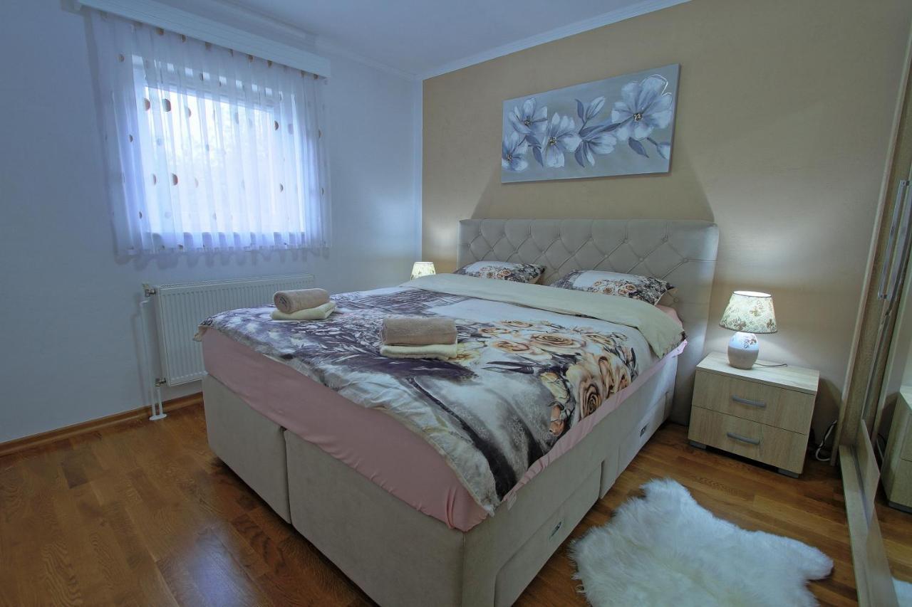 Holiday House Lana Otocsán Kültér fotó