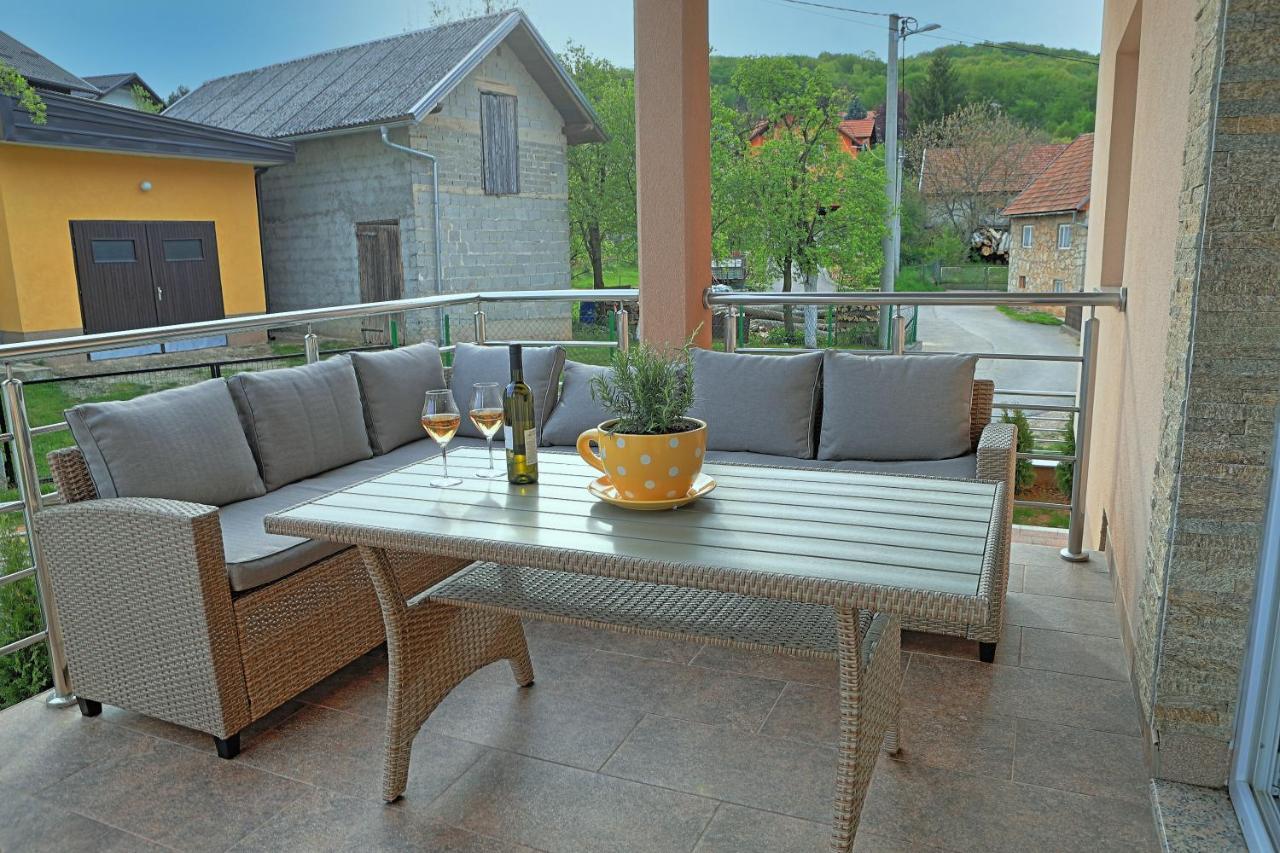 Holiday House Lana Otocsán Kültér fotó