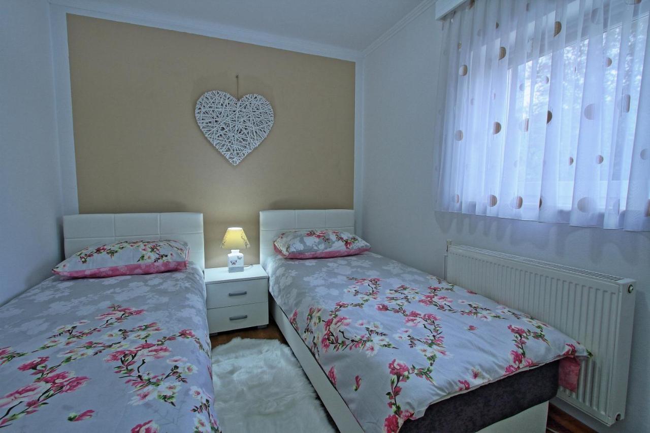 Holiday House Lana Otocsán Kültér fotó