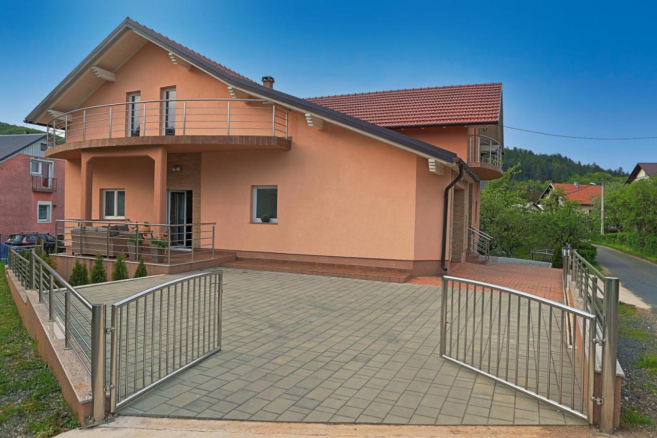 Holiday House Lana Otocsán Kültér fotó