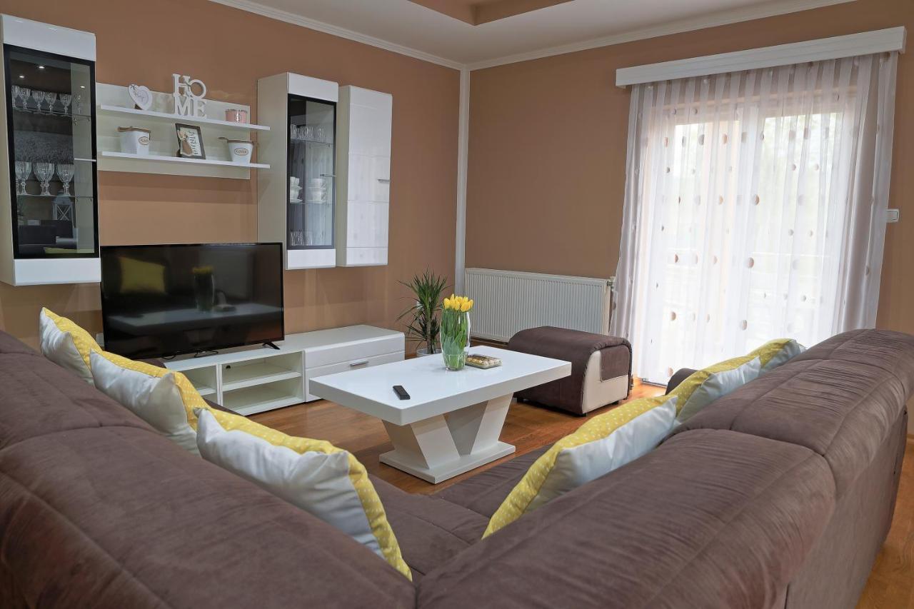 Holiday House Lana Otocsán Kültér fotó